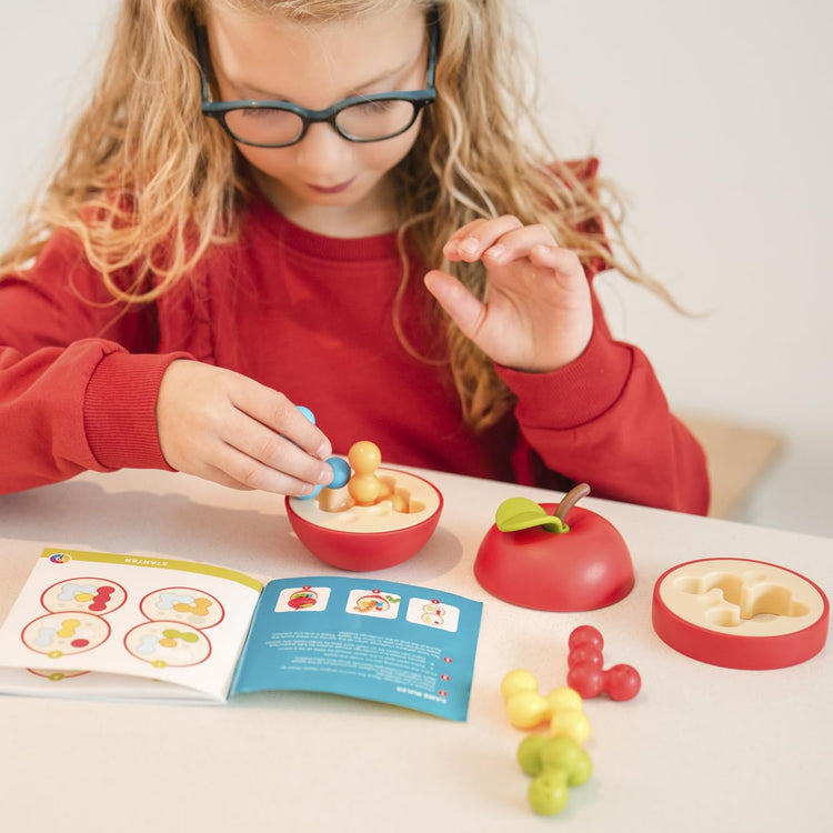 SmartGames Apple Puzzler - Fit Worms Inside the 3D Apple