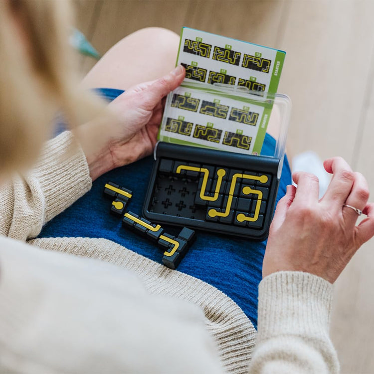 SmartGames IQ Circuit - Connect Circuits in 120 Challenges