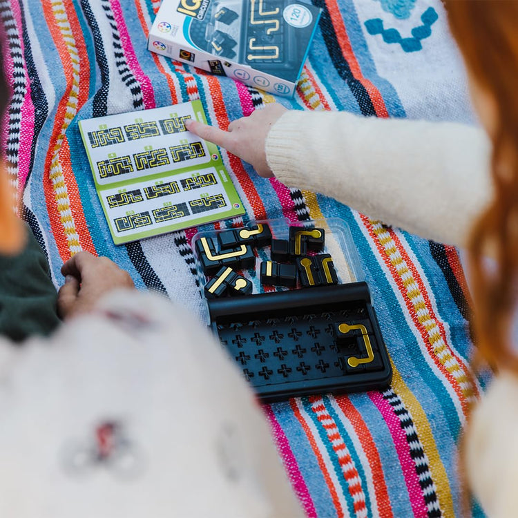 SmartGames IQ Circuit - Connect Circuits in 120 Challenges