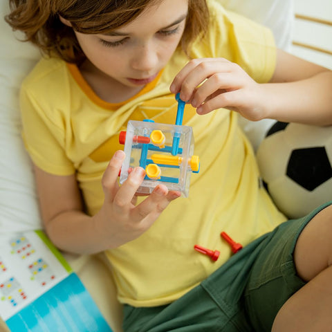 SmartGames Criss Cross Cube - Fit 13 Bolts in 80 Puzzles