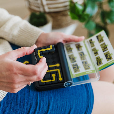 SmartGames IQ Circuit - Connect Circuits in 120 Challenges
