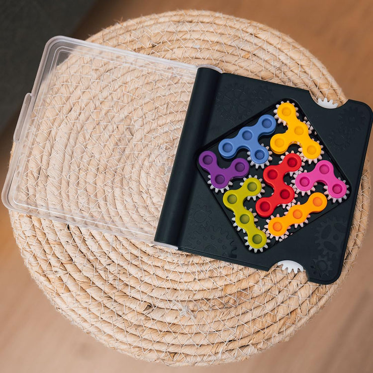 SmartGames IQ Gears - 120 Travel Challenges with Moving Gears
