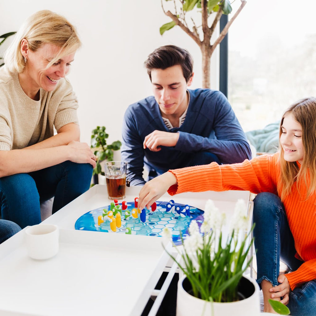 SmartGames Huddle Up - 2-4 Player Penguin Strategy Game