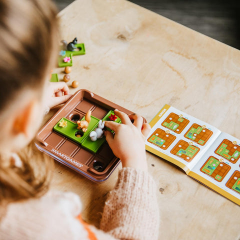 SmartGames Squirrels Go Nuts - Stash Acorns in 60 Puzzles