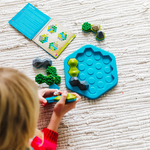 SmartGames Treasure Island - Shape-Shift Pieces to Find Temple