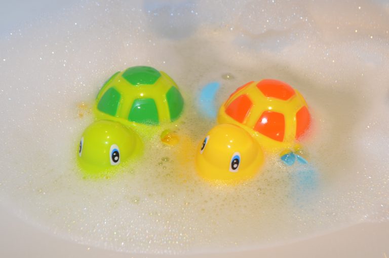 Swimming Turtles - Wind-Up Bath Races by Buddy & Barney